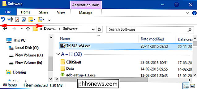 Hurtig tilgang-verktøylinjen er en liten, tilpassbar verktøylinje som avslører et sett med kommandoer som er angitt av programmet eller valgt av brukeren . Det gir mange muligheter for tilpasning for å gjøre kommandoer og handlinger du bruker oftest i File Explorer raskere og enklere å bruke.