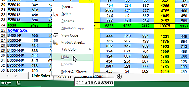 Hvis du bruker et regneark i Excel-arbeidsboken din til å holde verdier eller formler referert på andre regneark, kan du ikke at regnearket er synlig på fanebladet nederst i Excel-vinduet. Den gode nyheten er at du enkelt kan skjule regneark i Excel.