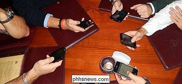 Kaip naudotis savo mobiliuoju telefonu, kad galėtumėte lengvai nusiųsti pinigus šeimos nariams ir draugams