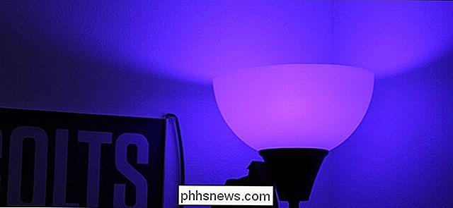Installera Philips Hue-lampor är ett bra sätt att öka ditt belysningsspel, men eftersom de starkt är beroende av en internetanslutning kan du vara försiktig att gå in och täcka ditt hus med smarta ljus. Den goda nyheten är att det inte finns mycket att oroa sig för - här är det som händer när dina Philips Hue-lampor går offline.