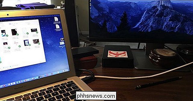 Een extern beeldscherm toevoegen en configureren op uw Mac Laptop