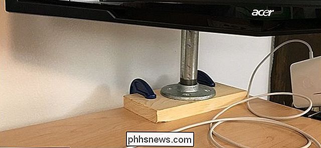 Hoe u uw eigen monitor monteert Bevestiging die vastklikt aan een bureau