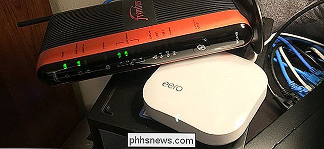 Eero Wi-Fi-systemet er beregnet til at erstatte din nuværende router, men hvis din nuværende router har avancerede funktioner, er du afhængig af at bruge routeren. på, kan du sætte Eero i brotilstand, hvilket giver dig mulighed for at bruge din normale router, mens du stadig får Eero's trådløse Wi-Fi-dækning.